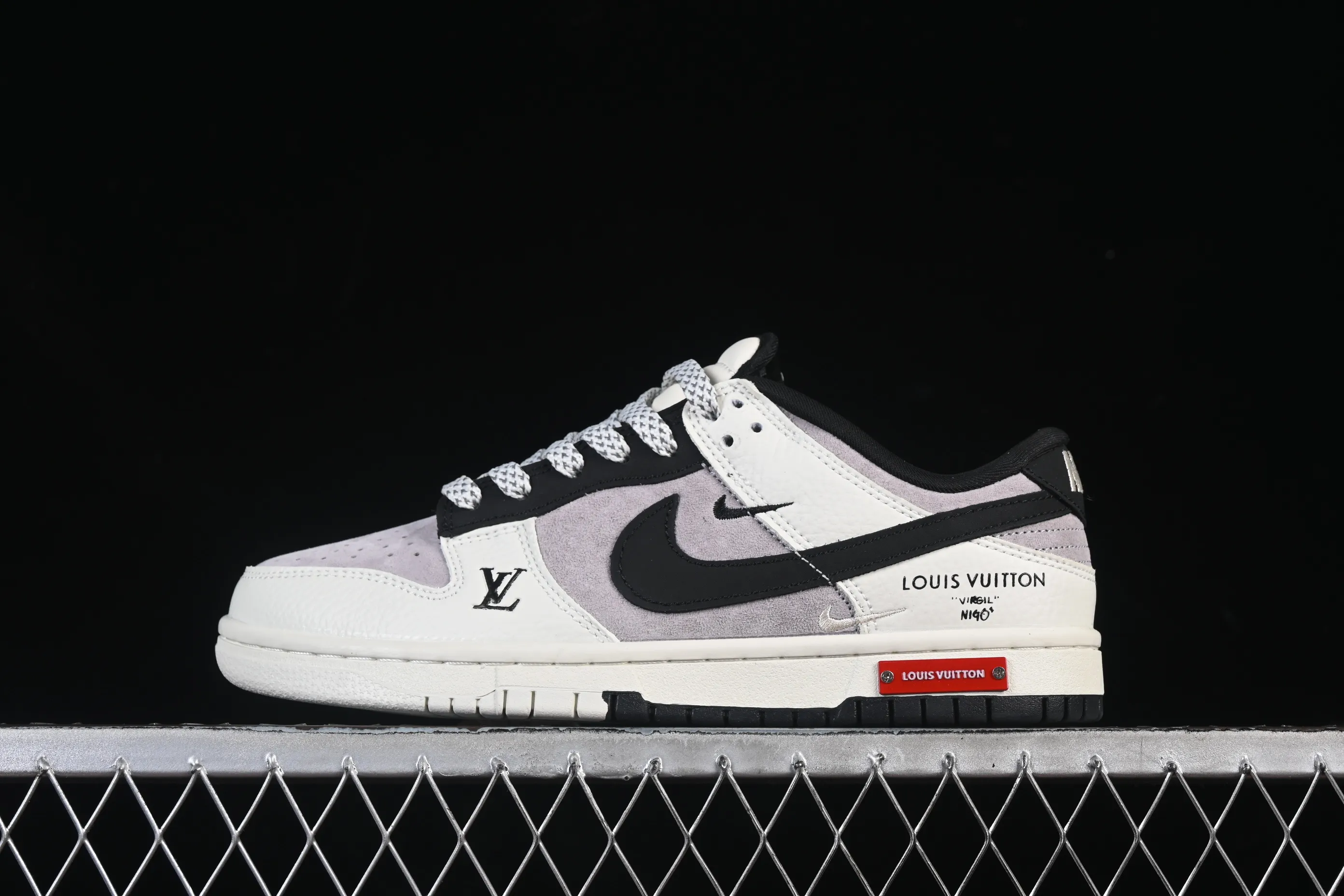All categories Nk SB Dunk Series Nk SB Dunk Low High-end customized low-top sneakers Nike SB Dunk Low LV co-branded white, gray and black High-end customized low-top casual sneakers YF9511-904